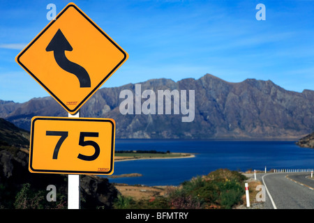 New Zealand, Cantebury & West Coast, Lake Hawea. The road and speed limit sign down to Lake Hawea on highway 6 to Wanaka Stock Photo
