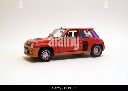 RENAULT 5 TURBO ROUGE - UNIVERSAL HOBBIES