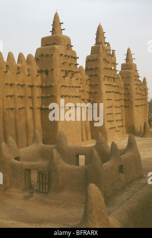 Djenné mosque, the largest mud structure in the world was first built ...