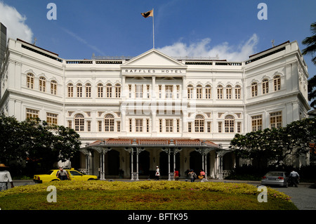 Raffles Hotel, Main Entrance & Front Facade on Beach Road, designed by Regent Alfred John Bidwell (1899) Singapore Stock Photo