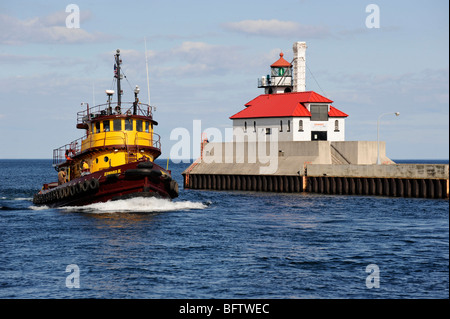 Edward H tugboat enters harbor area in Duluth Minnesota Stock Photo - Alamy