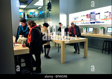 Paris, France, French Shopping Center,  General View, inside Apple Store, Crowd People Looking at phones, I-Pods, apple showroom Boutique Stock Photo