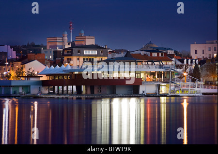 In the night, the right bank of the Allier Lake (Vichy - France). Rive droite du lac d’Allier vue de nuit (Vichy - France). Stock Photo