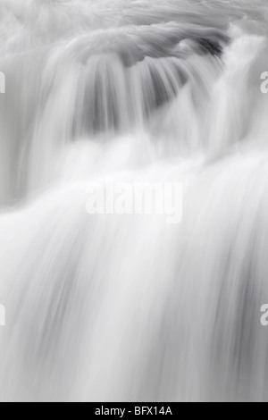 The flowing waters of the athabasca river rushing over the Sunwapta Falls Stock Photo