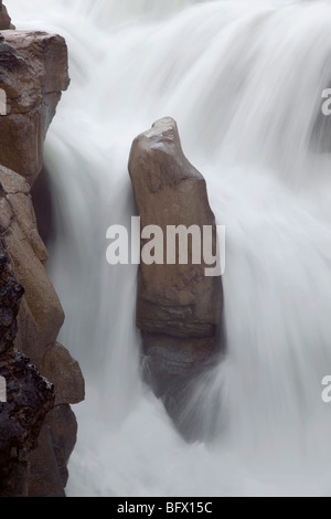 The flowing waters of the Athabasca river rushing over the Sunwapta Falls Stock Photo