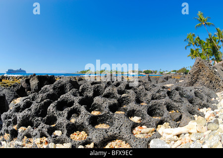 NCL Pride of Aloha cruise ship, low tide, Kona Inn shopping village, Kailua Kona, The Big Island of Hawaii Stock Photo