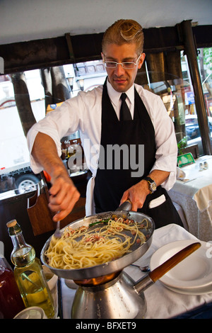 Frying pasta at an upscale restaurant in the Zona Rosa in Mexico City Stock Photo