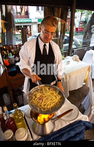 Frying pasta at an upscale restaurant in the Zona Rosa in Mexico City Stock Photo