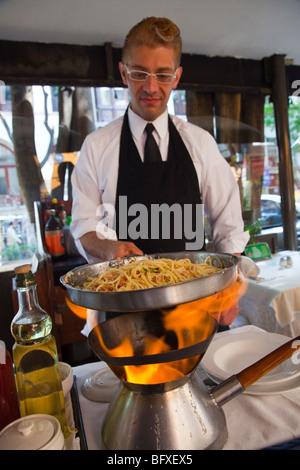 Frying pasta at an upscale restaurant in the Zona Rosa in Mexico City Stock Photo