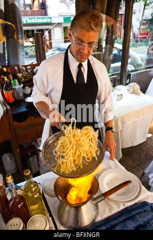 Frying pasta at an upscale restaurant in the Zona Rosa in Mexico City Stock Photo