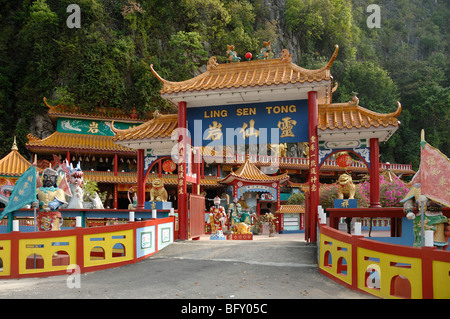 Main Entrance Gateway to the Colourful Contemporary Ling Sen Tong Chinese Taoist or Tao Cave Temple, Ipoh, Perak, Malaysia Stock Photo