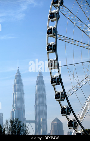 City Skyline with Petronas Towers & Eye on Malaysia Ferris Wheel, Titiwangsa Lake Gardens, Kuala Lumpur, Malaysia Stock Photo