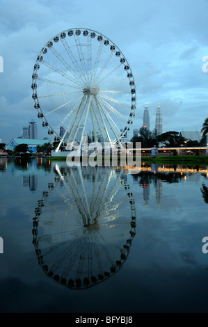 Giant Ferris Wheel, the 'Eye on Malaysia', Reflected in Titiwangsa Lake Gardens, with Petronas Towers in the Distance, Kuala Lumpur, Malaysia Stock Photo