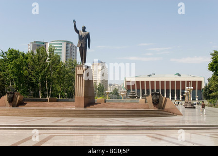 Statue of Heydar Aliyev in Fizuli Park, in front of the Republican Palace, Baku, Azerbaijan, Central Asia, Asia Stock Photo