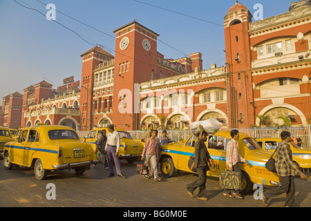 Yellow Ambassador taxis outside Howrah train station, Kolkata (Calcutta), West Bengal, India, Asia Stock Photo