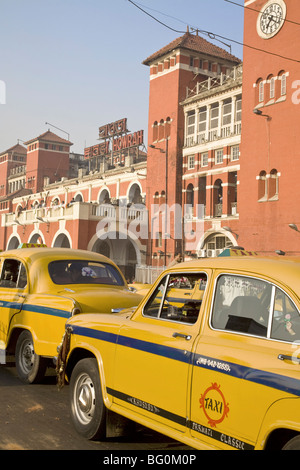 Yellow Ambassador taxis outside Howrah train station, Kolkata (Calcutta), West Bengal, India, Asia Stock Photo