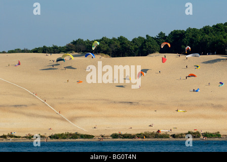 Hang gliders over the Dune du Pyla, the largest dune in Europe, Bay of Arcachon, Cote d'Argent, Gironde, Aquitaine, France Stock Photo