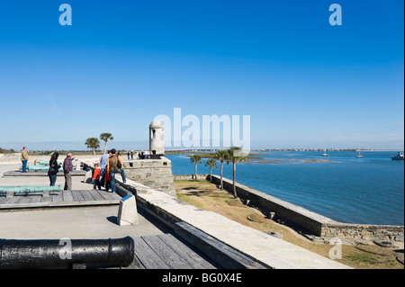 Tourists on the upper level of the historic Castillo de San Marcos, St Augustine, Florida, USA Stock Photo