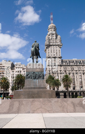 Palacio Salvo, on east side of Plaza Independencia (Independence Square), Montevideo, Uruguay, South America Stock Photo