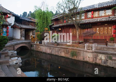 Traditional riverside architecture in Lijiang Old Town, Lijiang, UNESCO World Heritage Site, Yunnan Province, China, Asia Stock Photo