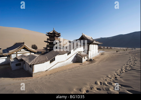 Ming Sha sand dunes and pavilion at Crescent Moon Lake, Dunhuang, Gansu Province, China, Asia
