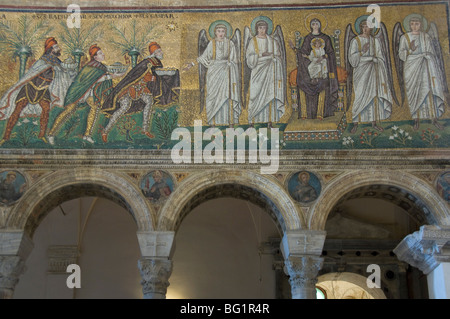 Mosaic depicting Three Kings bringing gifts to the Holy Child, Basilica di Sant'Apollinare Nuovo, Ravenna, Emilia-Romagna, Italy Stock Photo