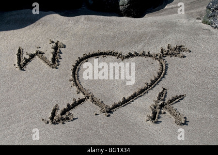 W and K, Prince William and Kate Middleton. Wills and Kate. A Royal romance. Love letters in the sand. Stock Photo