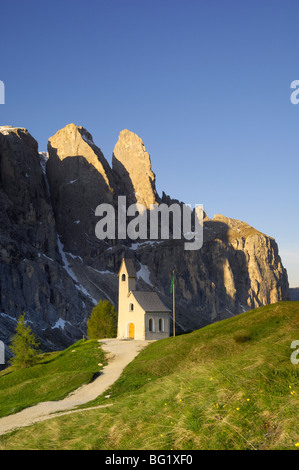 Sella Gruppe and chapel at Passo di Gardena (Grodner Joch), Dolomites, Italy, Europe Stock Photo