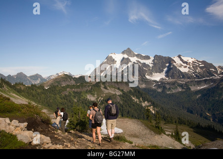 Hikers on the Chain Lakes trail with Mt Shuksan beyond, Mt Baker Wilderness Area, Washington State, USA Stock Photo