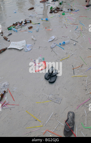 Rubbish left on the beach after a night of party at full moon in Haad Rin Koh Phangan Stock Photo