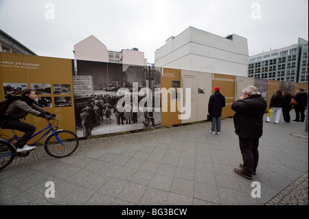 Berlin 2009 1989 DDR Germany Unified positive forward history War Cold War end East West Divide city Berlin Wall Mauer Check Po Stock Photo
