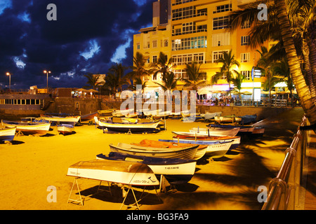 Fishing boats on beach in front of restaurants. La Puntilla, Playa de Las Canteras, Las Palmas, Gran Canaria, Canary islands Stock Photo