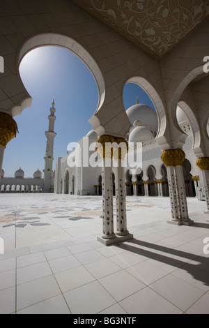 Arches and columns in courtyard, Sheikh Zayed Bin Sultan Al Nahyan Mosque, Grand Mosque, Abu Dhabi, United Arab Emirates Stock Photo