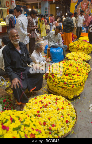 Flower garland sellers, City market, Bangaluru (Bangalore), Karnataka, India, Asia Stock Photo