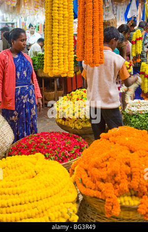 Flower garland sellers, City market, Bangaluru (Bangalore), Karnataka, India, Asia Stock Photo