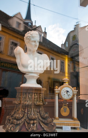 Schaufenster AntiquitätengeschäftAltstadt, Wien, Österreich | shop window antiques shop, Vienna, Austria Stock Photo