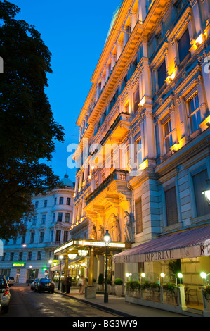 Hotel Imperial bei Dämmerung, Ringstraße, Wien, Österreich | Hotel Imperial at dusk, Ringroad, Vienna, Austria  Stock Photo