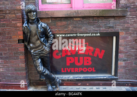 England, Liverpool, Mathew Street, John Lennon Statue and Cavern Pub Sign Stock Photo