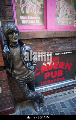 England, Liverpool, Mathew Street, John Lennon Statue and Cavern Pub Sign Stock Photo