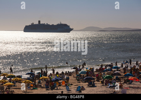 Uruguay, Punta del Este, Playa I'marangatu beach with cruiseship Stock Photo