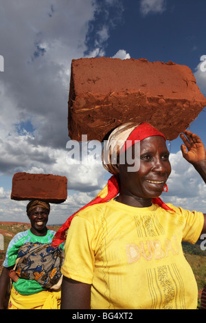 During the war in Burundi half a million people fled to Tanzania.Now they return ands rebuild their homes Stock Photo
