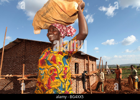 During the war in Burundi half a million people fled to Tanzania.Now they return ands rebuild their homes Stock Photo