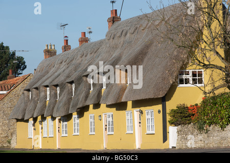 Thatched cottages in BIDDENHAM village Bedfordshire Stock Photo