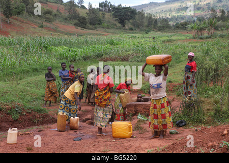 During the war in Burundi half a million people fled to Tanzania.Now they return ands rebuild their homes Stock Photo