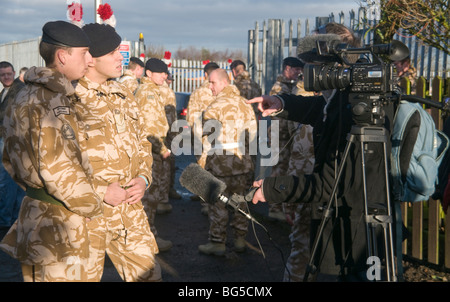 British Soldiers being interviewed by the press Stock Photo - Alamy