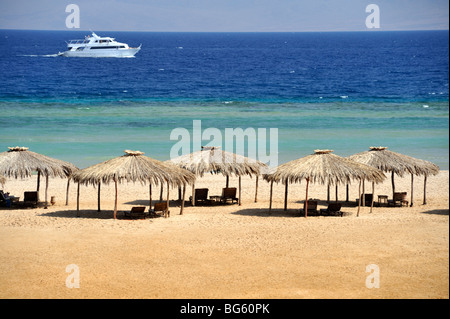 Beach, sea, thatched sunshades Nuweiba, 'Red Sea', Egypt Stock Photo