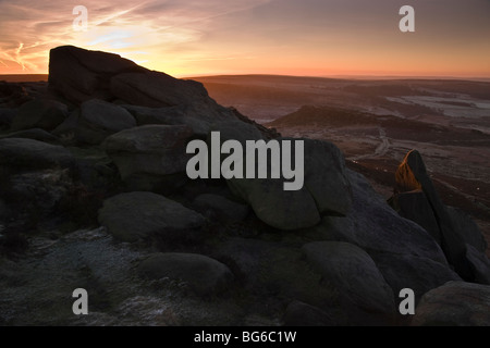 Higger Tor at dawn, view to Carl Wark and Burbage Rocks, Peak District National Park, South Yorkshire, England Stock Photo