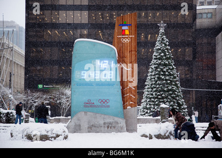 People playing in the snow and the 2010 Vancouver Olympic countdown clock at the Vancouver Art Gallery, Vancouver, BC, Canada Stock Photo