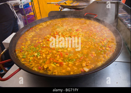 Una grande padella per paella di cottura su un fuoco di legno a un festival  di frutti di mare a Santa Barbara in California Foto stock - Alamy