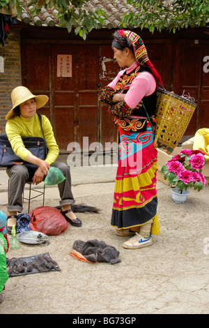 Yi woman shopping in market, Shaxi, Jiangsu, China Stock Photo